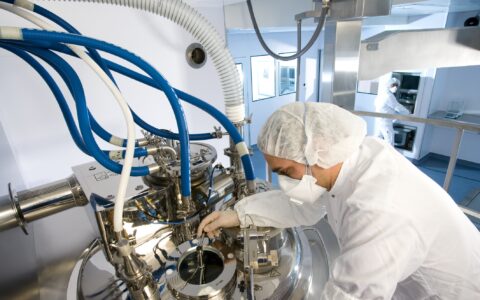 Roche bei der Herstellung von Medikamenten.