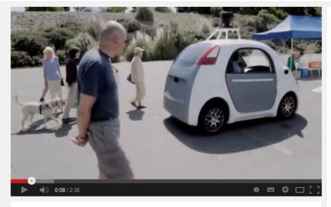 Das Google autonomous Auto fährt in Kalifornien auf Teststrecken bereits Rentner spazieren.