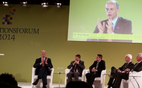 Foto von links: Dr. Kurt Bock (Vorsitzender des Vorstandes der BASF SE), Dr. Michael Kaschke (Vorsitzender des Vorstandes Carl Zeiss AG), Gabar Steingart (Herausgeber Handelsblatt), Matthias Müller (Vorsitzender Vorstand Dr. Ing. h.c. F. Porsche AG), Michael Schmidt (Vorsitzender Vorstand BP Europa SE).