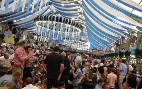 Über 6 Millionen Menschen zog es 2013 auf das Münchner Oktoberfeste. Viele besuchten auch die berühmten Bierzelte.