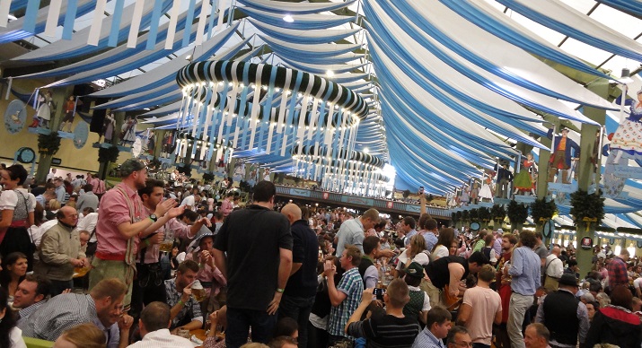 Über 6 Millionen Menschen zog es 2013 auf das Münchner Oktoberfeste. Viele besuchten auch die berühmten Bierzelte.