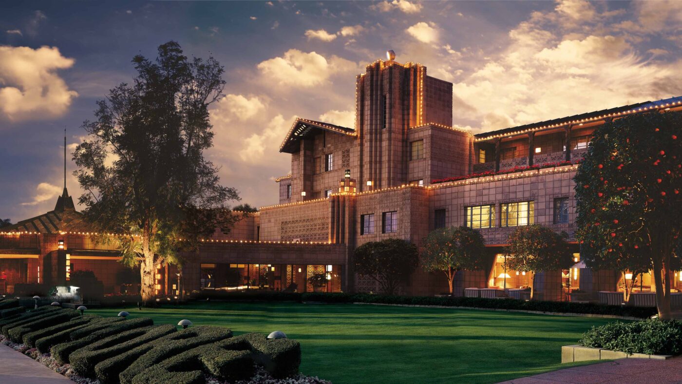Zur Waldorf-Astoria Kette gehört auch das Arizona Biltmore Front Panorama at Dusk Hotel. Es ist auch nach dem Verkauf des New Yorker Waldorf-Astoria im Eigentum von Hilton Worldwide.