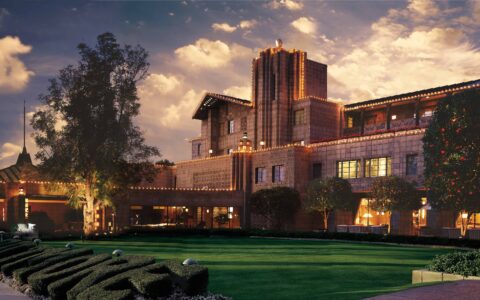 Zur Waldorf-Astoria Kette gehört auch das Arizona Biltmore Front Panorama at Dusk Hotel. Es ist auch nach dem Verkauf des New Yorker Waldorf-Astoria im Eigentum von Hilton Worldwide.