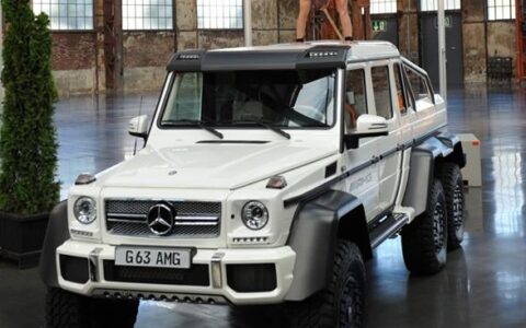 Der beeindruckende Mercedes-Benz G 63 AMG 6x6 wird ausschliesslich von Hand gefertigt. Der Preis schlägt selbst Rolls Royce: Circa 450.000 Euro.
