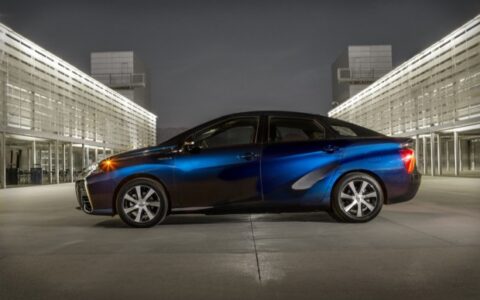 Das erste Brennstoffzellen-Fahrzeug von Toyota kommt im Dezember in den Handel.