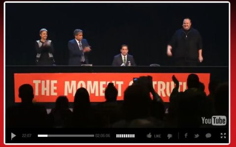Kim Dotcom vor wenigen Wochen auf einer Gründungsveranstaltung der neuen Internetpartei auf Neuseeland. Fans feiern ihn.