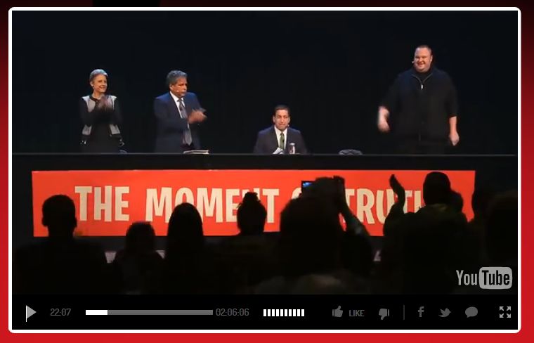 Kim Dotcom vor wenigen Wochen auf einer Gründungsveranstaltung der neuen Internetpartei auf Neuseeland. Fans feiern ihn.