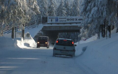 Mache Autofarher sind unbelehrbar und fahren selbst bei Hochschnee mit Sommerreifen.