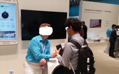 Stolz präsentierten Samsung-Mitarbeiter auf dem IFA-Stand die neuen Samsung-Waschmaschinen.