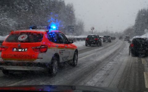 Telefonieren mit Handy verursucht nachweislich Tausende schlimme Unfälle im Straßenverkehr.