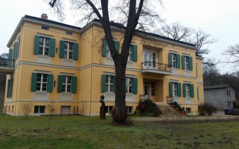 Sparen lohnt sich nach wie vor nur für die Reichen, die ihr Geld nicht in Versicherungen oder auf Sparbüchern parken müssen. Hier die alte Villa Quandt in Potsdam