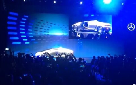 Der CEO der Daimler AG, Dr. Dieter Zetsche, stellte auf der Consumer Electronics Show in Las Vegas das Roboterauto F015 vor.