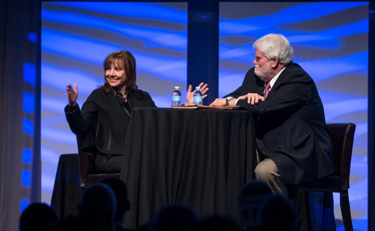 General Motors CEO Mary Barra (links) spricht auf einer Keynote mit dem Chefredakteur der US-Zeitschrift Automotive News, Keith Crain, auf dem Automotive News World Congress am 14. Januar 2015 im Rahmen der Detroit Auto Show.