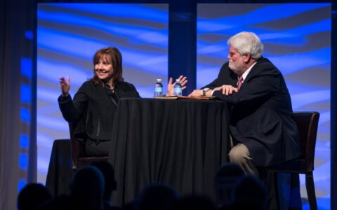 General Motors CEO Mary Barra (links) spricht auf einer Keynote mit dem Chefredakteur der US-Zeitschrift Automotive News, Keith Crain, auf dem Automotive News World Congress am 14. Januar 2015 im Rahmen der Detroit Auto Show.