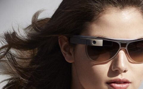 So schick bewirbt Google die Google Glass. Doch die Verbraucher scheinen nicht anzubeißen.