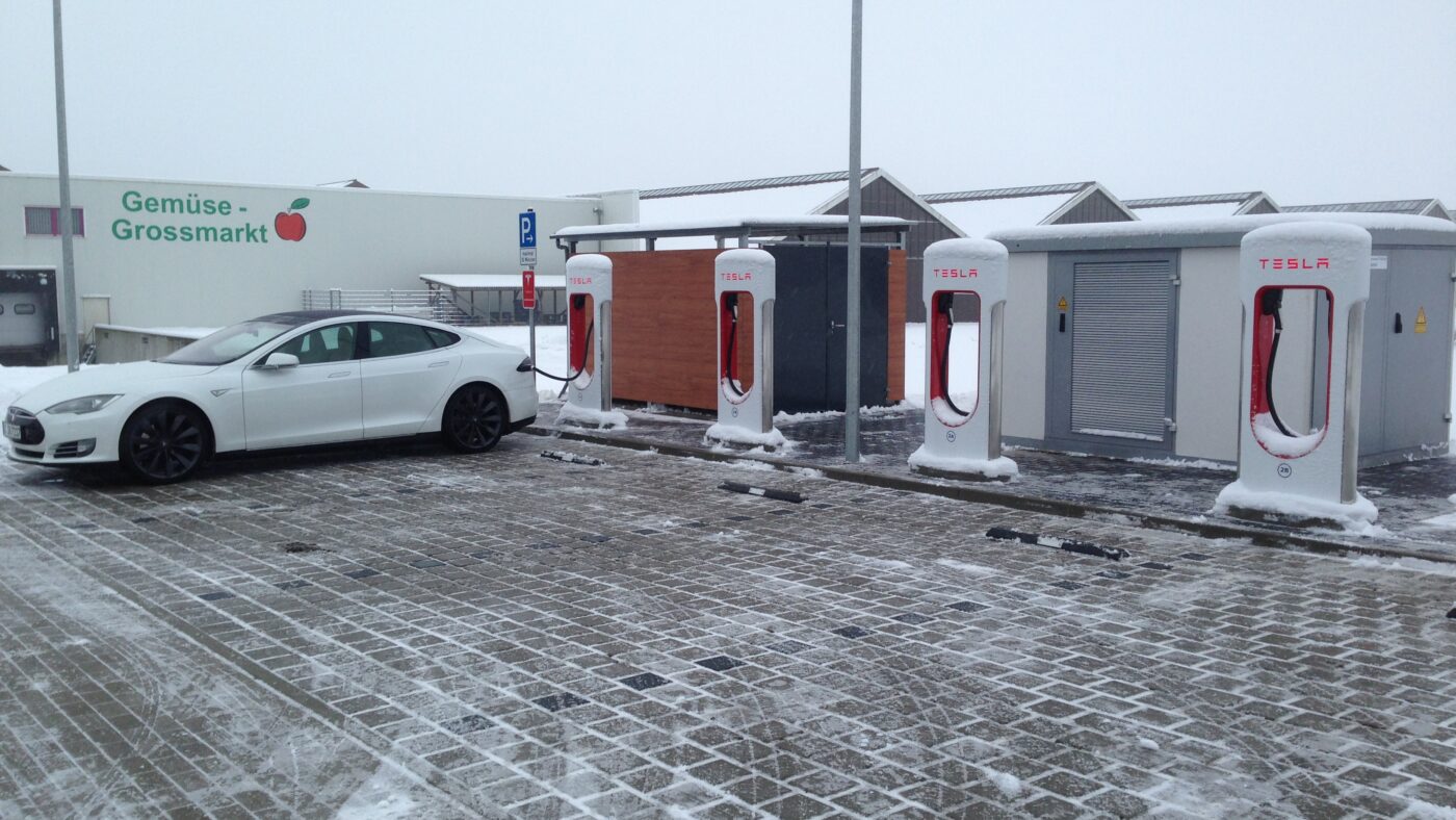Diese Supercharger für den Tesla Model S an der Raststätte Herzsprung bei Berlin hatte das Team von Motor Talk absichtlich nicht im Visier.