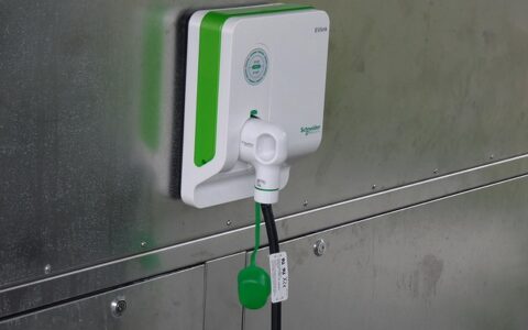 Käufer eines Elektroautos sollen zukünftig eine Prämie erhalten, das fordert die Bundestagsfraktion der Grünen.