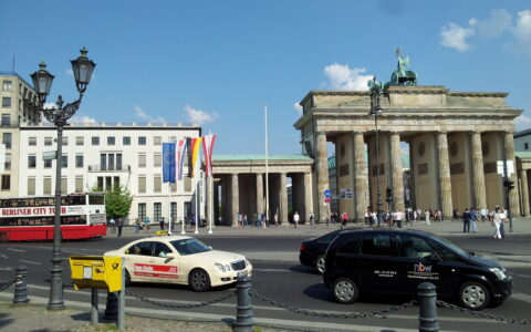 In Berlin fährt Uber jetzt Taxi.