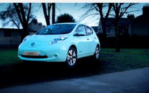 Der leuchtende Autolack des Nissan - hier an dem Elektroauto Leaf.