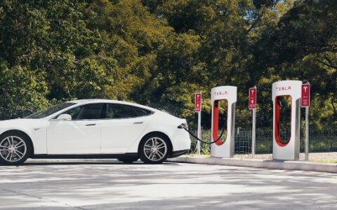 Ein Tesla wird an einem sogenannten Supercharger mit Strom geladen.