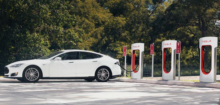 Ein Tesla wird an einem sogenannten Supercharger mit Strom geladen.