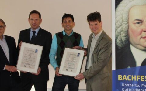 Bild v.li.: Herbert Mühlenbrink (Vorstandsvorsitz Vereinigung der Freunde des Bach-Archivs Leipzig e.V.), Timo Knöfel (arcona LIVING BACH14 Hotel Leipzig), Dr. Konstantin Korosides (UNISTER Holding GmbH) und Dr. Dettloff Schwerdtfeger (Geschäftsführer Stiftung Bach-Archiv Leipzig).
