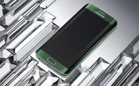 Seit 10. April im Handel in 20 Ländern weltweit: Das Samsung Galaxy S6 Edge. Auf ihm liegen nun Hoffnungen.