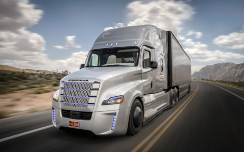 Tochter von Daimler: Der in den USA weit verbreitete Freightliner. Jetzt laufen erste Fahrten ohne Fahrer.