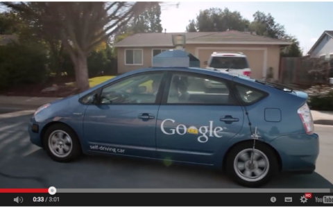 Ein Prototyp des Google Cars - hier ein Viertürer. Doch könnten vorerst nur Autos mit zwei Sitzplätzen zum Einsatz kommen.
