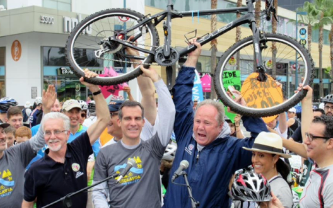 Der Bürgermeister von Los Angeles, Eric Garcetti, gilt als starker Verfechter eines höheren Mindestlohns. Hier ist er bei einem Sportfest (graues T-Shirt).