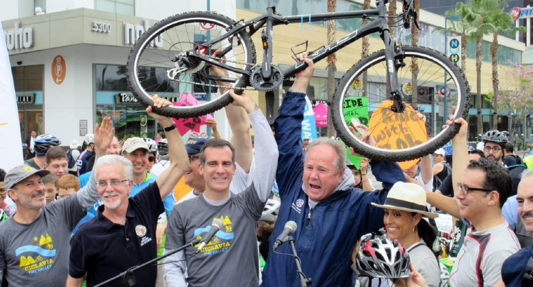 Der Bürgermeister von Los Angeles, Eric Garcetti, gilt als starker Verfechter eines höheren Mindestlohns. Hier ist er bei einem Sportfest (graues T-Shirt).