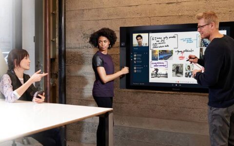 Ob für Videokonferenzen oder Firmen-Präsentationen: Der neue supergroße Bildschirm von Microsoft ist interaktiv, aber nicht billig.