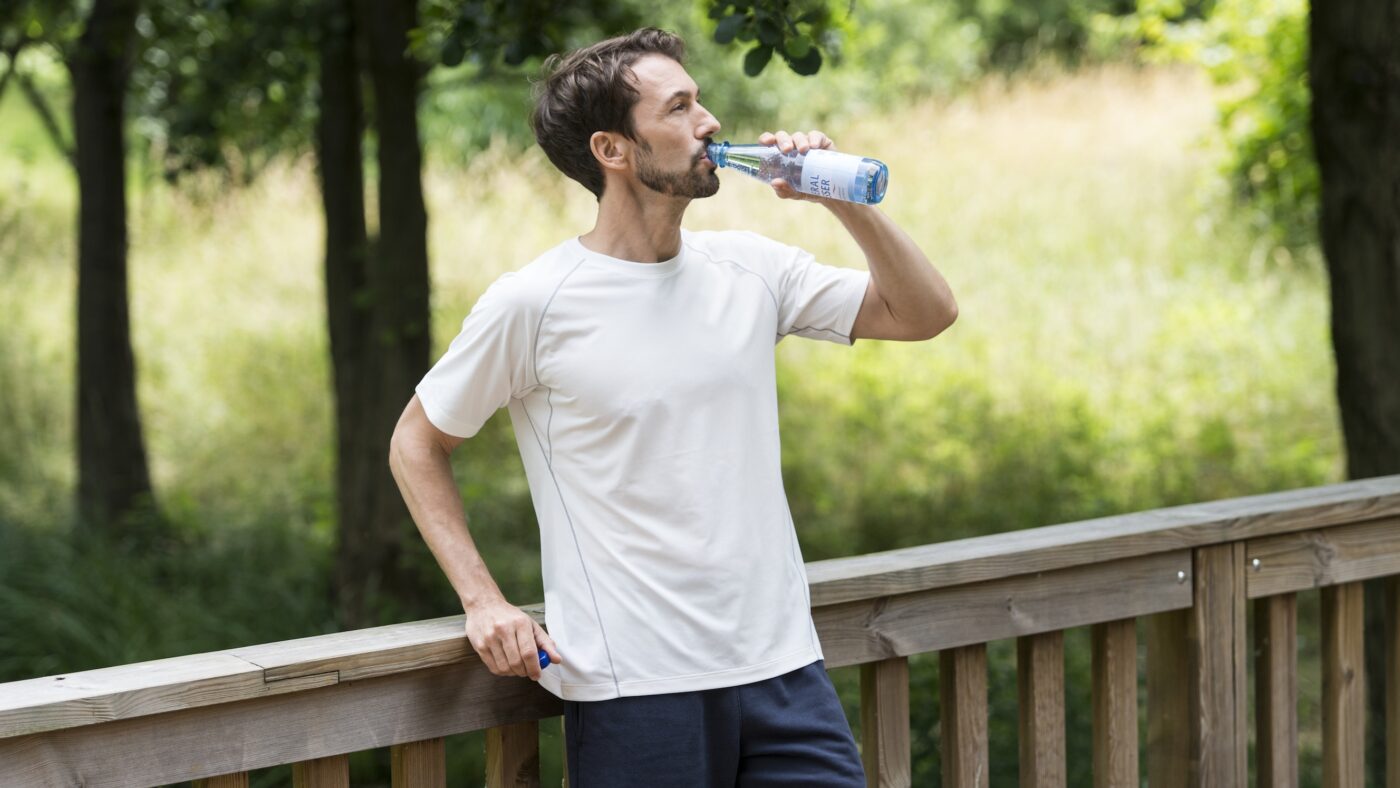 Gerade Mineralwasser ist sehr gesund. Doch Extremsportler sollten das übertriebene Trinken von Wasser lieber sein lassen, warnt jetzt eine Studie.
