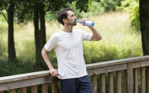 Gerade Mineralwasser ist sehr gesund. Doch Extremsportler sollten das übertriebene Trinken von Wasser lieber sein lassen, warnt jetzt eine Studie.