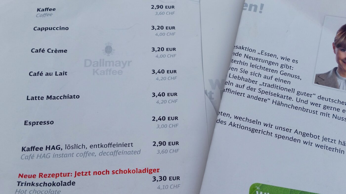 In roter knalliger Marketing-Schrift preist die Deutsche Bahn eine angeblich bessere Rezeptur an. Doch Kunden sehen das wohl eher nicht so, fühlen sich verschaukelt.