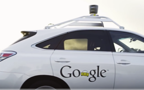 Google testet bereits umfangreich auf amerikanischen Autobahnen und im Stadtverkehr mit Prototypen.