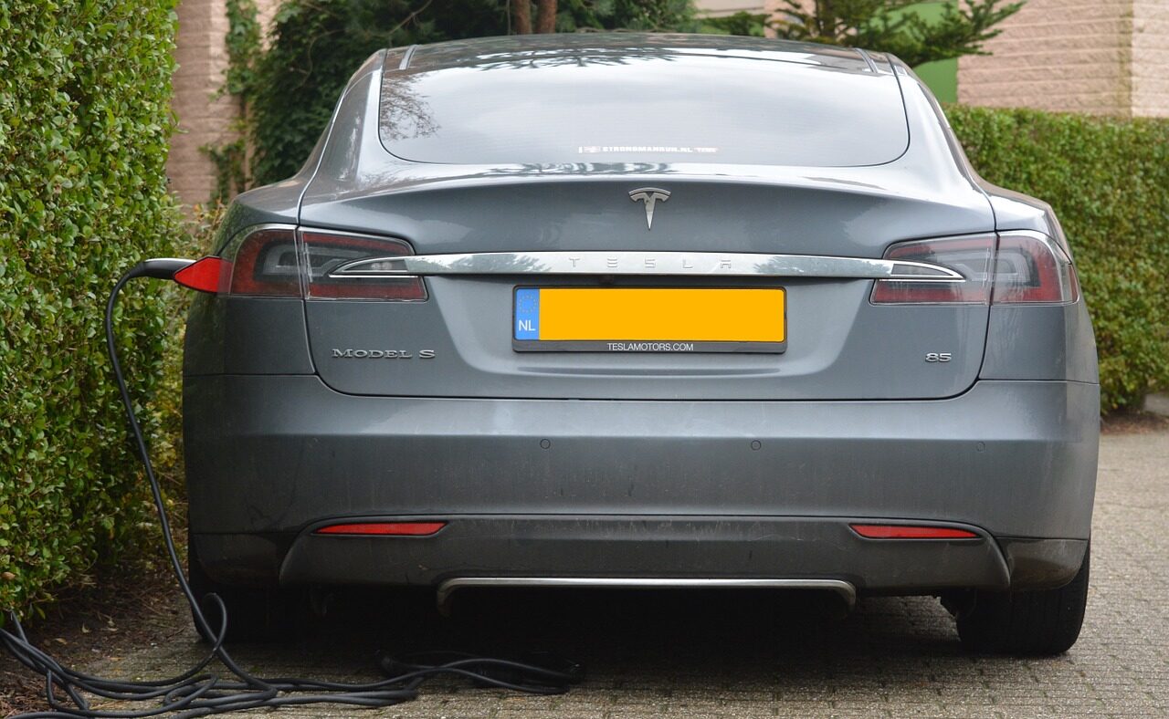 Besitzer dieser teuren Luxusschlitten - im Bild ein Tesla Model S aus den USA - könnten in Deutschland mit Vergünstigungen rechnen.