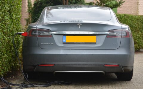 Besitzer dieser teuren Luxusschlitten - im Bild ein Tesla Model S aus den USA - könnten in Deutschland mit Vergünstigungen rechnen.