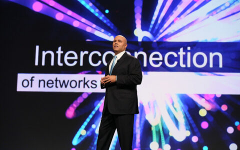 Die amerikanischen Kabel- und Tech-Konzerne wissen sich zu inszenieren: Hier der Kabelverbands-Lobbyist Michael Powell, President & CEO der \"The Cable Show\" im Jahr 2013.