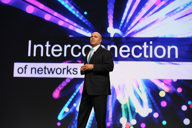 Die amerikanischen Kabel- und Tech-Konzerne wissen sich zu inszenieren: Hier der Kabelverbands-Lobbyist Michael Powell, President & CEO der \"The Cable Show\" im Jahr 2013.
