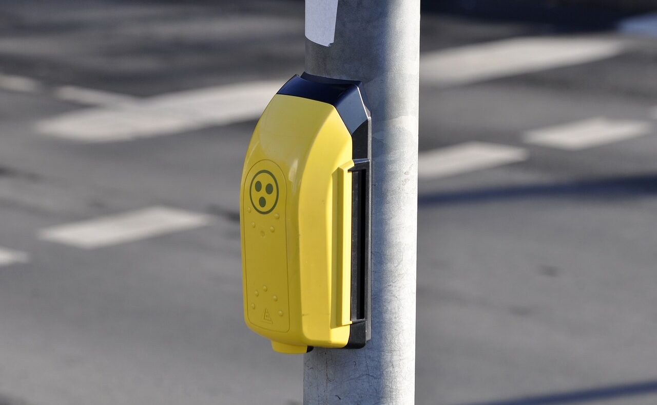Nach wie vor ist Blindheit nicht heilbar. Aber zahlreiche technische Hilfen sollen den Alltag etwas erleichtern. Hier eine Ampelhilfe für Blinde in Deutschland.