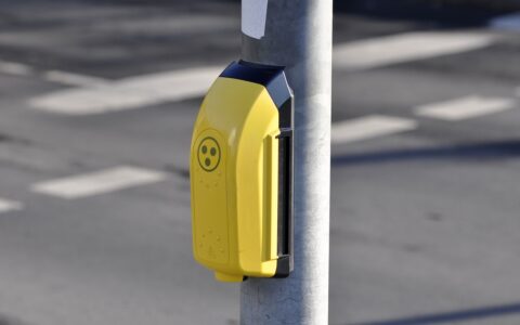 Nach wie vor ist Blindheit nicht heilbar. Aber zahlreiche technische Hilfen sollen den Alltag etwas erleichtern. Hier eine Ampelhilfe für Blinde in Deutschland.