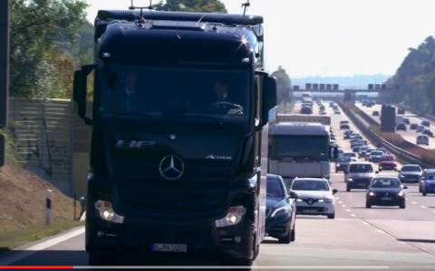 Auf der Testfahrt: Der Baden-Württembergische Ministerpräsident Winfried Kretschmann gemeinsam mit Daimlers Dr. Wolfgang Bernhard, Vorstandsmitglied für Lkw und Busse.