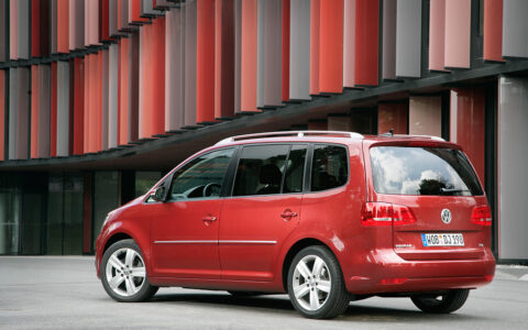 Der Volkswagen Touran 1.2 TSI ist ein ideales Familienauto. Der Kraftstoffverbrauch liege auf 100 km kombiniert bei 6,4 – 5,9 Liter, innerorts bei 8,0 bis 7,2 Liter.