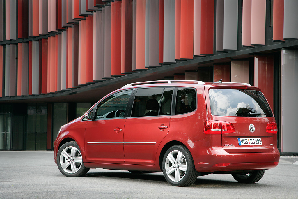 Der Volkswagen Touran 1.2 TSI ist ein ideales Familienauto. Der Kraftstoffverbrauch liege auf 100 km kombiniert bei 6,4 – 5,9 Liter, innerorts bei 8,0 bis 7,2 Liter.