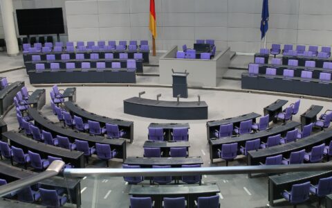 Gefräßiger Staat: Bürger und Unternehmen müssen nach dem Willen von CDU/CSU und SPD Steuern bezahlen wie nie.