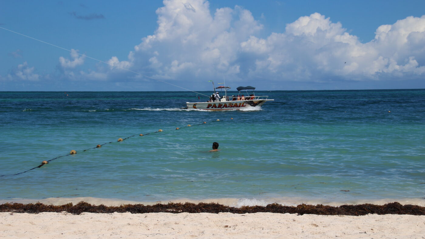 So ein harmlos aussehendes Paragliding-Boot brachte am Dienstag um ein Haar einen russischen Touristen vor dem Melia Hotel in Punta Cana um. Wie auf Dem Bild dokumentiert, fahren die Boote gefährlich nahe an den Schwimmerbereich heran. Doch keine Schilder warnen am Strand vor der tödlichen Gefahr.