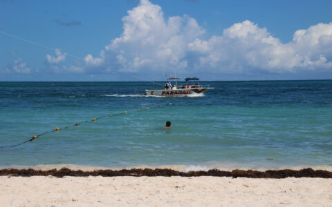 So ein harmlos aussehendes Paragliding-Boot brachte am Dienstag um ein Haar einen russischen Touristen vor dem Melia Hotel in Punta Cana um. Wie auf Dem Bild dokumentiert, fahren die Boote gefährlich nahe an den Schwimmerbereich heran. Doch keine Schilder warnen am Strand vor der tödlichen Gefahr.