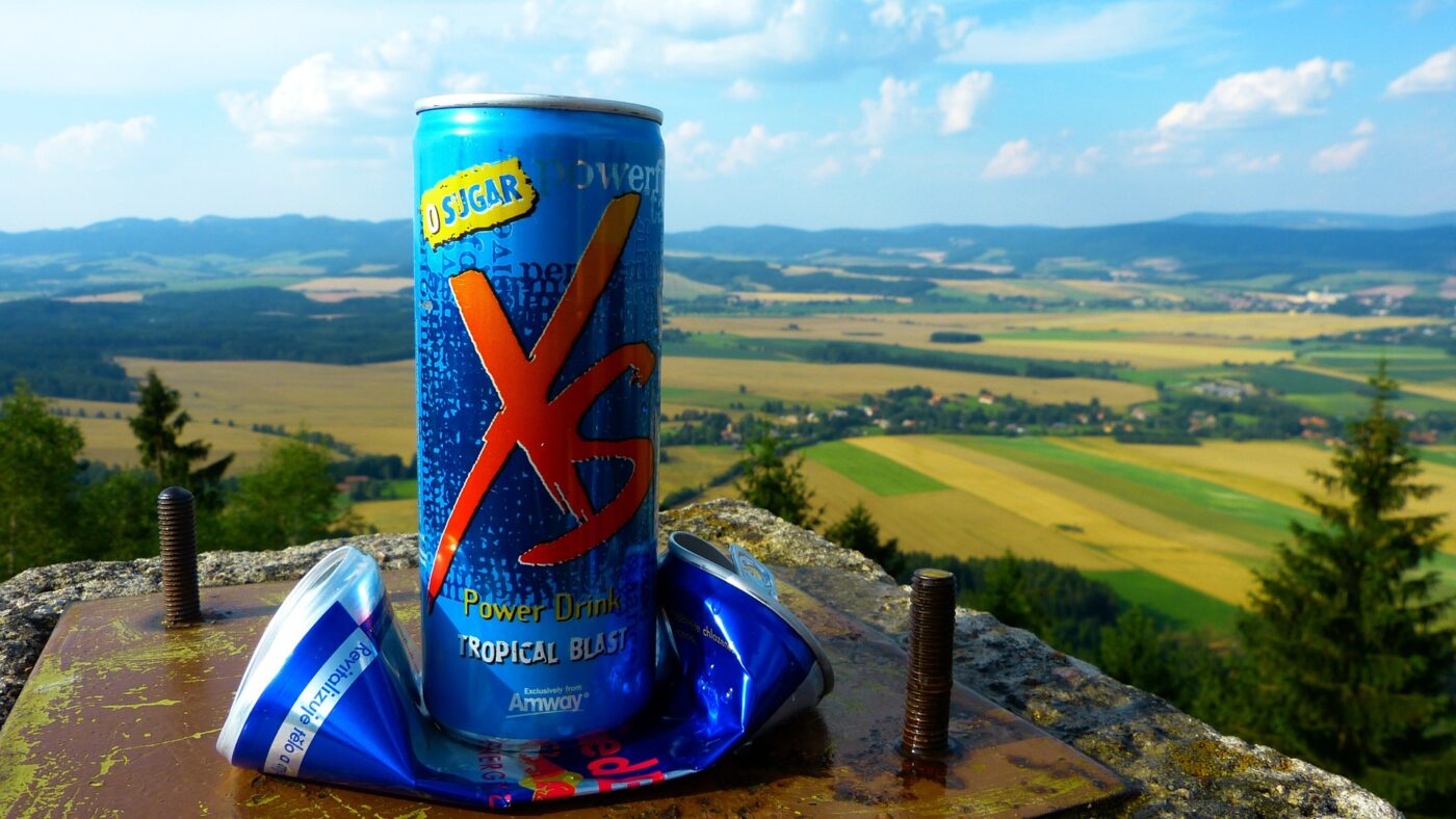 Weltweit gibt es Hunderte unterschiedlichster Energy Drinks. Fast alle Anbieter verwenden in unterschiedlichen Dosen Aufputschmittel.