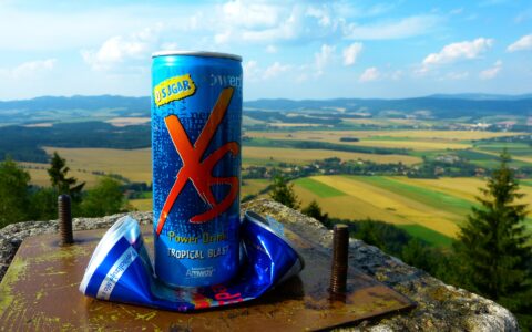 Weltweit gibt es Hunderte unterschiedlichster Energy Drinks. Fast alle Anbieter verwenden in unterschiedlichen Dosen Aufputschmittel.
